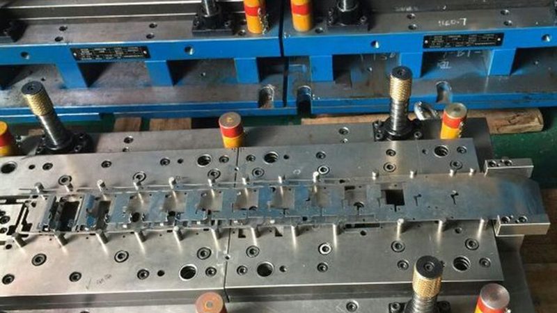 汽车零部件注塑模具定制：关键工艺与选型要点**