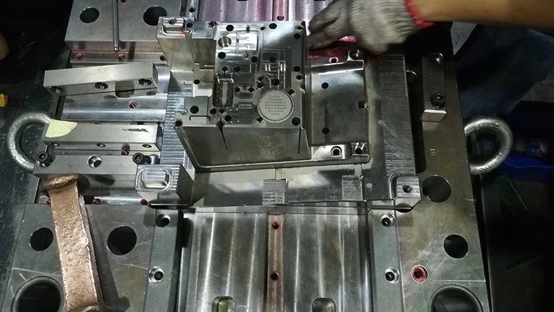 目前，成都地区在家电注塑模具行业具有较高知名度的企业有：